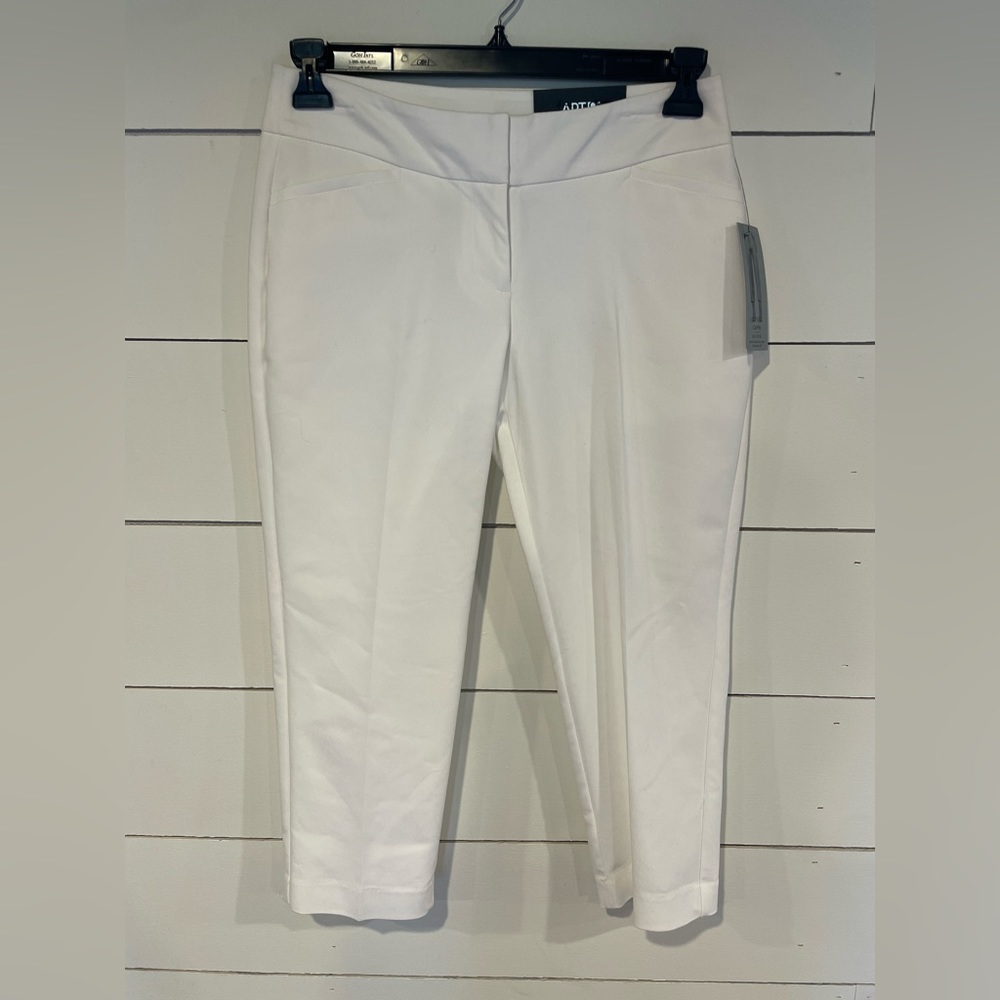 Women’s White Capri Mid Rise Size 6
